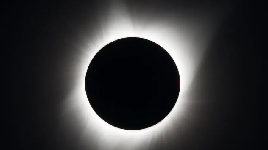 Eclissi solare, sarà buio in Italia? E come godersela senza rischi? L'esperto Luigi Bignami spiega cosa vedremo davvero