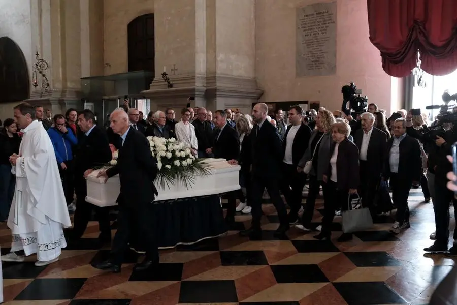 L\\'arrivo del feretro di Alex Zanardi all\\'interno della Basilica di Santa Giustina, in Prato della Valle, dove si svolgono i funerali dell\\'ex pilota, 5 maggio 2026. ANSA/NICOLA FOSSELLA , ANSA