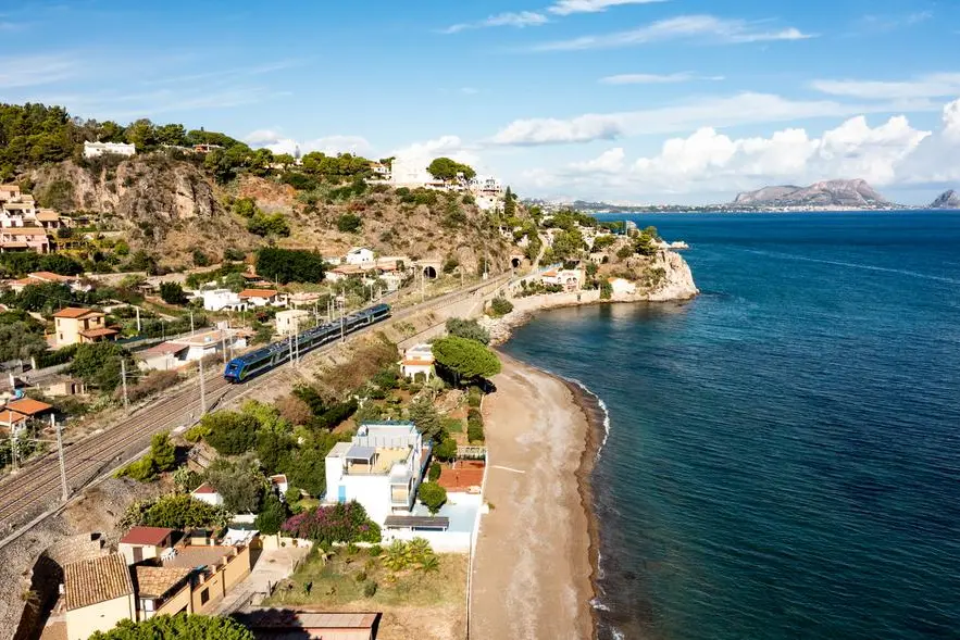 La costa di Altavilla Milicia in Sicilia, con i binari ferroviari che costeggiano il litorale. , @Archivio multimediale FS