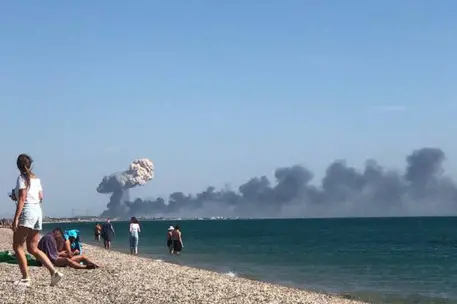 In Crimea vengono segnalati tre potenti esplosioni, presumibilmente all'aeroporto di Novofedorovka. FONTE Tpyxa