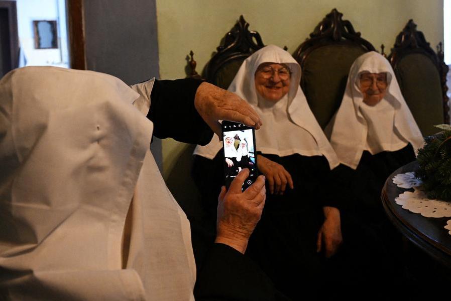 Salzburg, the escape of the rebel nuns who leave the RSA and “occupy” the convent with TikTok Salzburg, the escape of the rebel nuns who leave the RSA and “occupy” the convent with TikTok