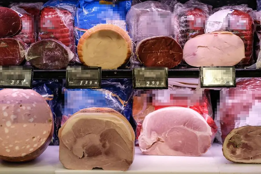 Il reparto salumi di un supermercato di Roma