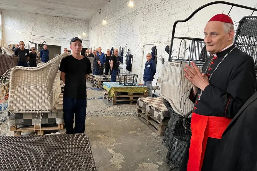 Il cardinale Zuppo con alcuni detenuti.