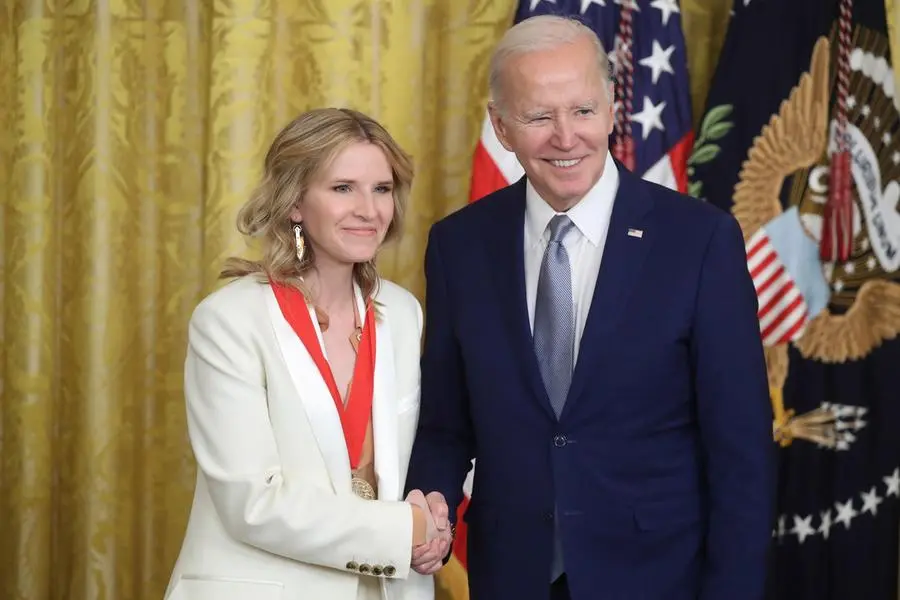 L\\'ex Presidente Usa Joe Biden con la storica e scrittrice Tara Westover al National Humanities Medal nel 2021