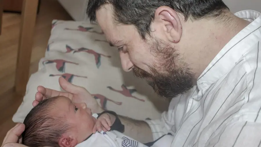 L’appello di Alleanza per l’infanzia: «La cura dei bambini è una responsabilità e un piacere di entrambi i genitori»