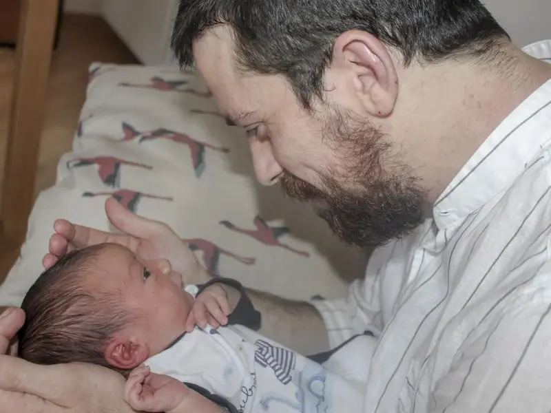 L’appello di Alleanza per l’infanzia: «La cura dei bambini è una responsabilità e un piacere di entrambi i genitori»