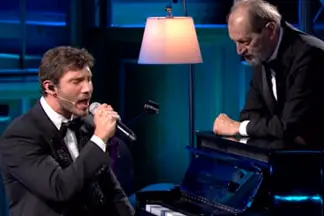 Il duetto di Stefano De Martino con il padre Enrico mostrato durante la puntata di \\u201C5 minuti\\u201D del 17 marzo 2025