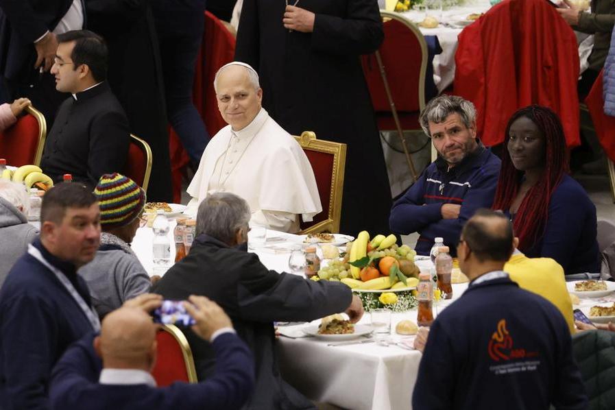 The Pope: «At Christmas let’s avoid doping shopping and invite poor or lonely people to dinner» The Pope: «At Christmas let’s avoid doping shopping and invite poor or lonely people to dinner»