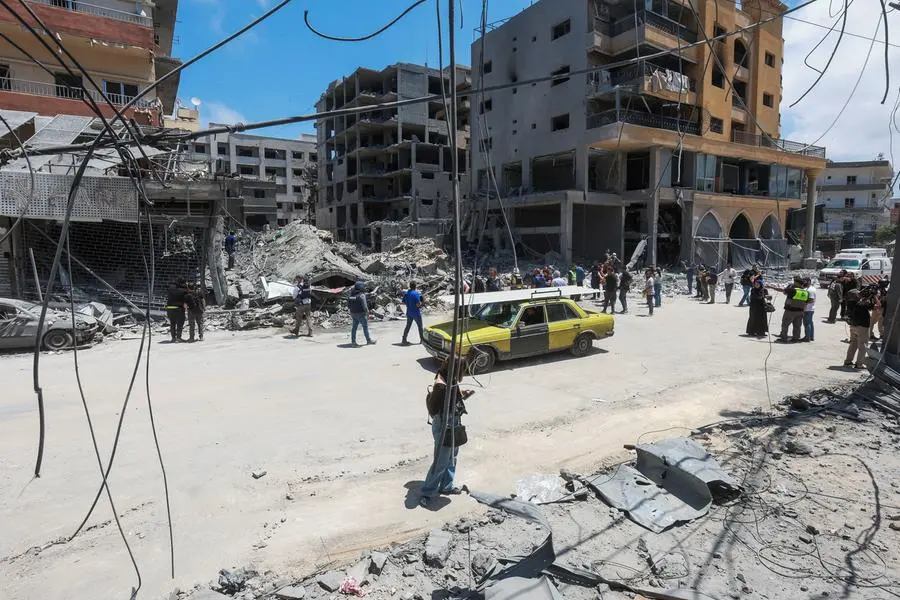 Edifici ridotti in macerie da un raid israeliano a Tiro, nel sud del Libano.