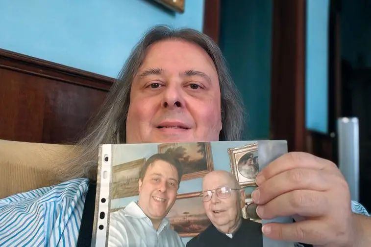 Giovanni Amorth, 54 anni, mostra una foto con lo zio Gabriele, sacerdote esorcista.