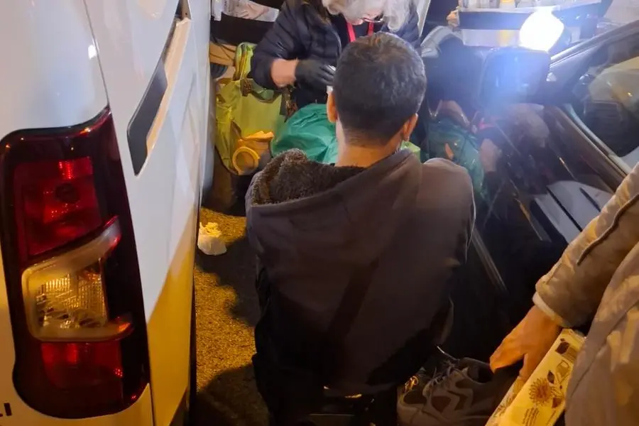 Lorena Fornasir mentre assiste un immigrato fuori da piazza Libert\\u00E0 dopo le limitazioni della Questura