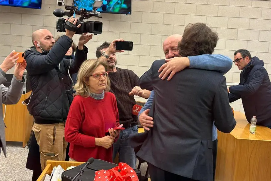 L\\'abbraccio tra Bruno Verzeni, padre di Sharon Verzeni, e il pm Emanuele Marchisio in tribunale di Bergamo per il processo per l\\u2019omicidio di Sharon, il 25 febbraio 2026 , ANSA