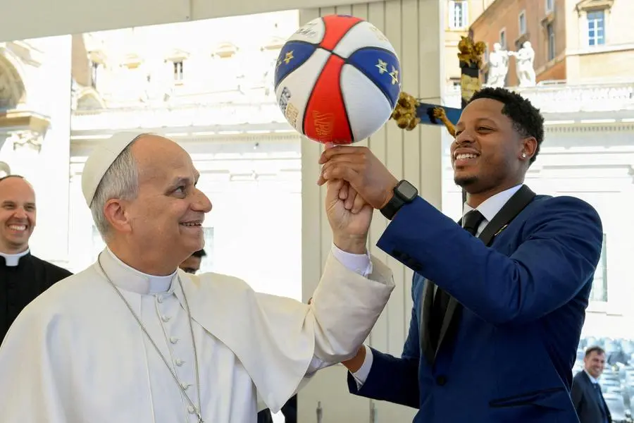 Papa Leone incontra gli Harlem Globetrotters dopo l\\'udienza generale dell\\'8 aprile 2026 in piazza san Pietro , via REUTERS