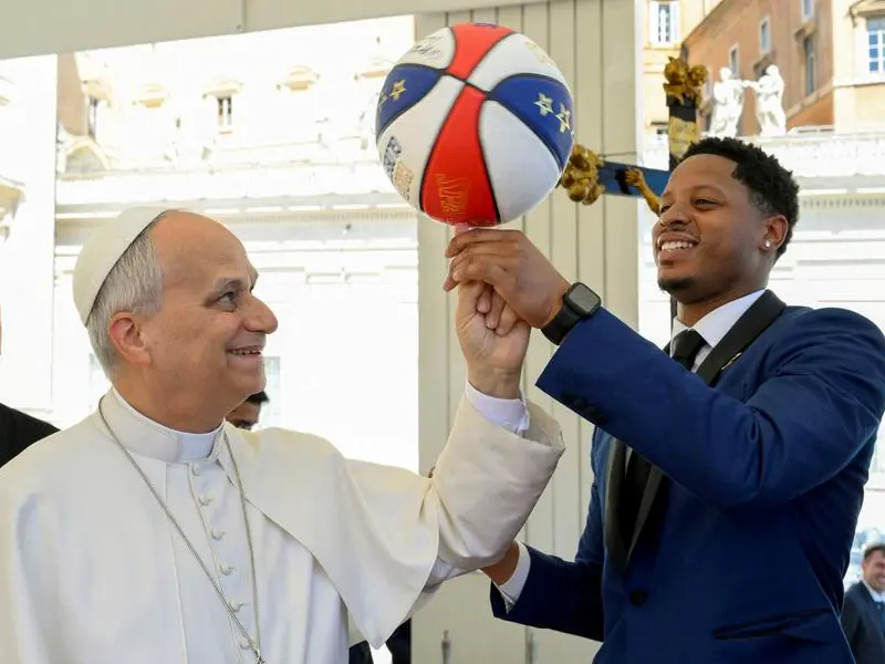 Chi sono gli Harlem Globettrotters, squadra simbolo del basket afroamericano, ieri da Papa Leone e ora in tour per l’Italia
