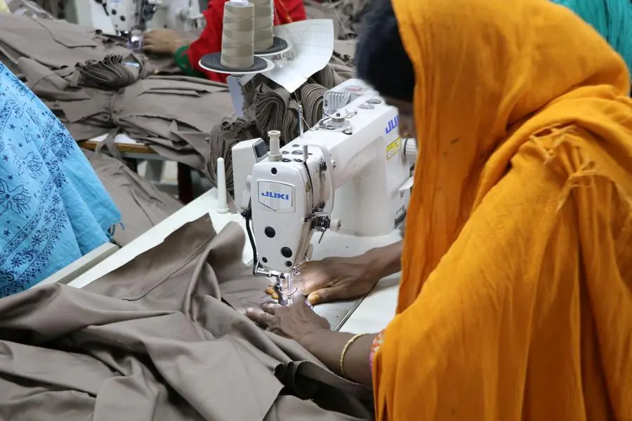 Lavoratrice di una fabbrica tessile in Bangladesh. , FUTURE IN OUR HANDS