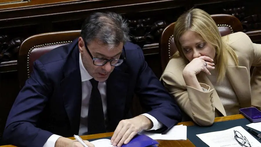 La Manovra dei pizzicotti: benzina cara, pacchi tassati e il solito conto agli italiani