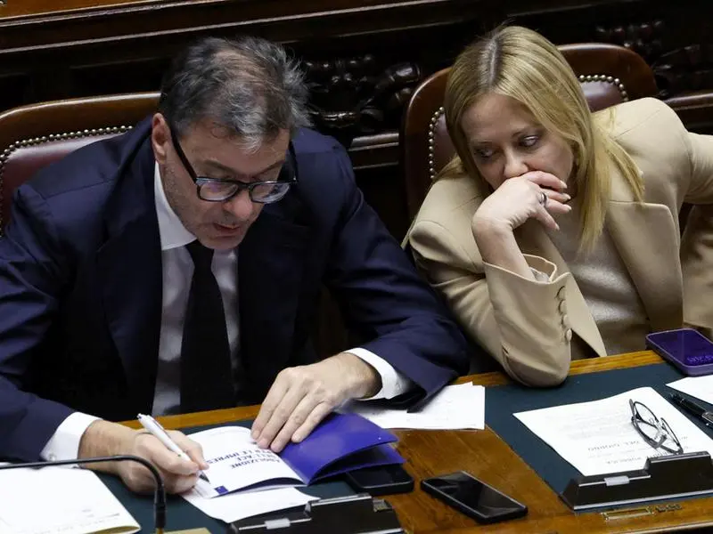 La Manovra dei pizzicotti: benzina cara, pacchi tassati e il solito conto agli italiani