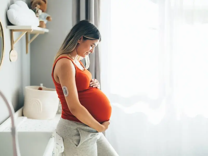 Parto in casa: come funziona, cosa prevede la legge e perché è in (lieve) crescita