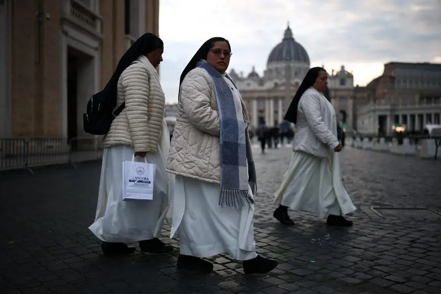 Un gruppo di suore in piazza San Pietro , REUTERS