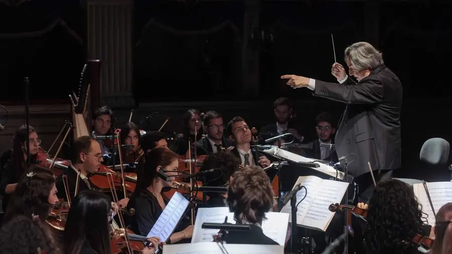 Riccardo Muti con gli strumenti del mare nel carcere di Opera