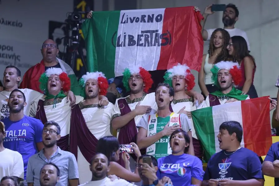 Italian fans sing the EurobasketSKI anthem