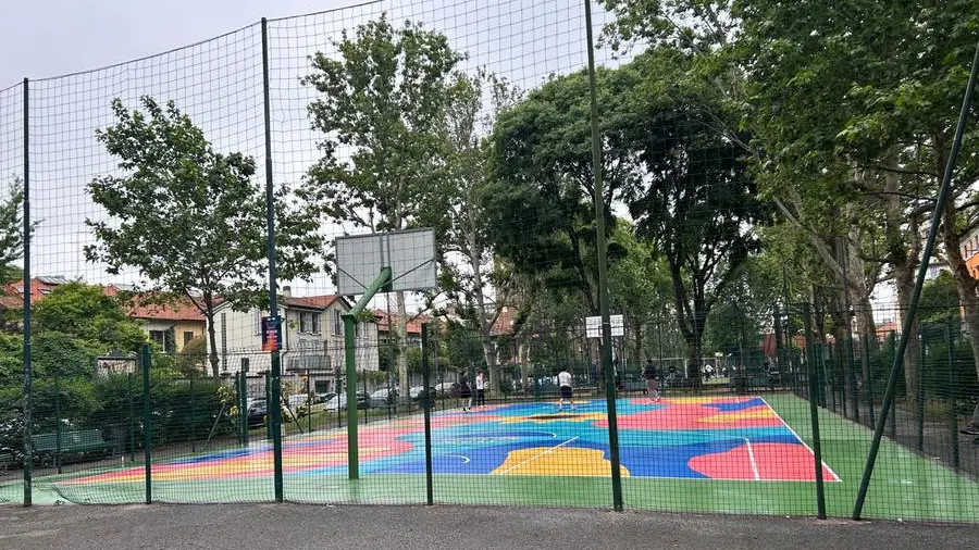 Alessandro e i girasoli strappati: un nuovo campo da basket in via Dezza