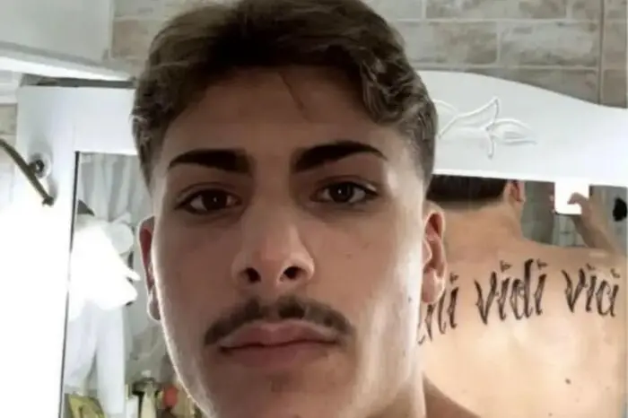 La vittima è Lorenzo Spasiano, giovane operaio incensurato, ferito a morte da un colpo di pistola al torace davanti alla sua abitazione, Napoli, 23 giugno 2026. ANSA / FACEBOOK +++ ATTENZIONE: L'ANSA NON POSSIEDE I DIRITTI DI QUESTA FOTO CHE NON PUO' ESSERE PUBBLICATA SENZA L'AUTORIZZAZIONE DELLA FONTE DI ORIGINE CUI SI RINVIA +++ NPK +++