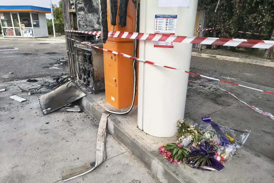 Un mazzo di fiori per ricordare i braccianti Amin, Ullah, Safi e Waseem, bruciati vivi ad Amendolara, in provincia di Cosenza , ANSA