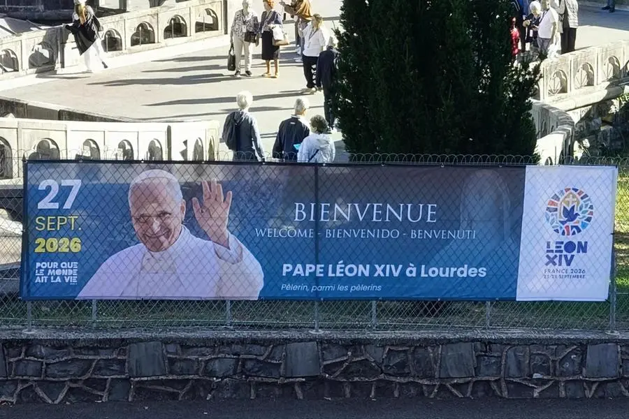 Un cartello di benvenuto al Papa vicino al Santuario di Lourdes
