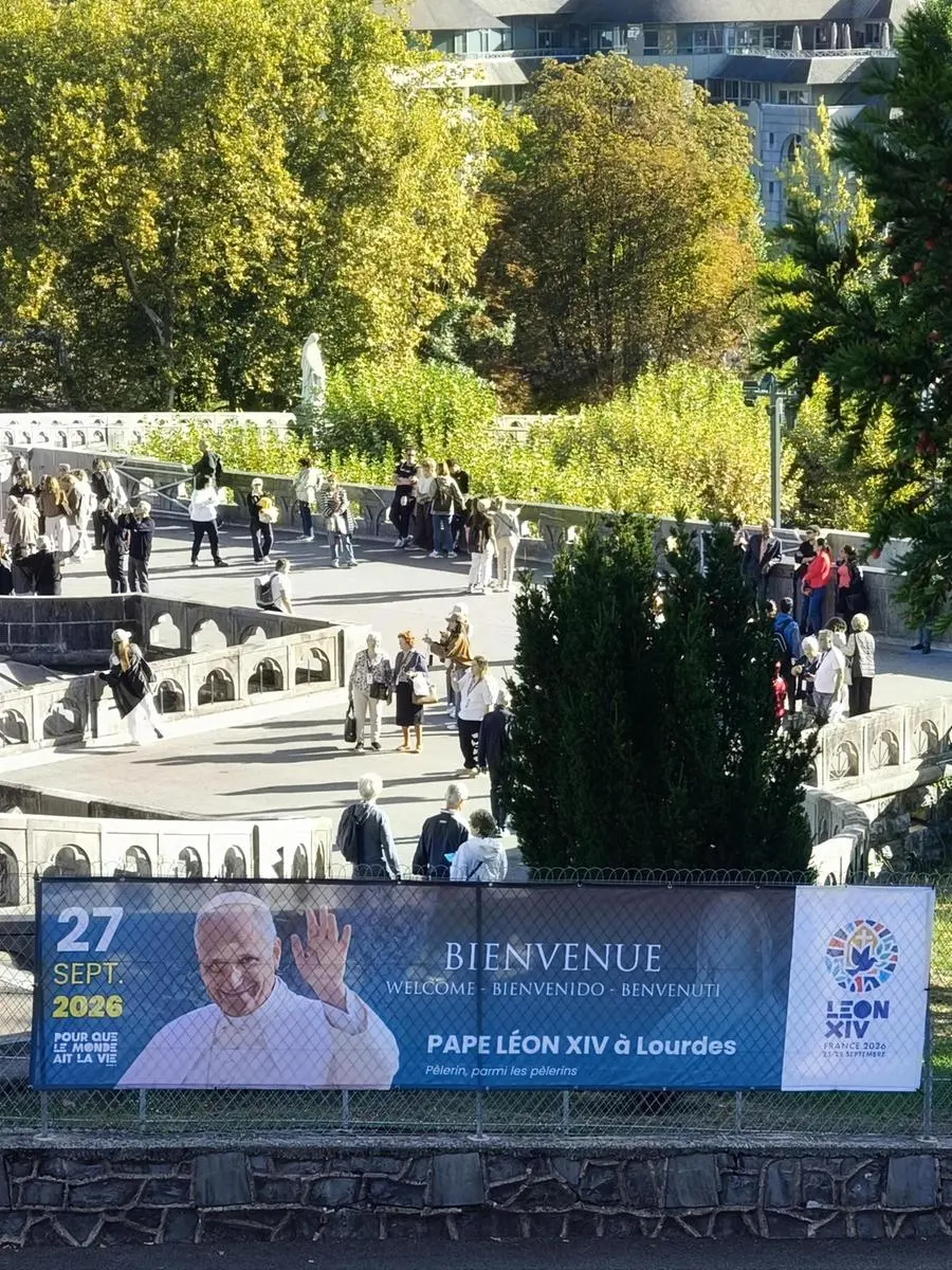 Un cartello di benvenuto al Papa vicino al Santuario di Lourdes