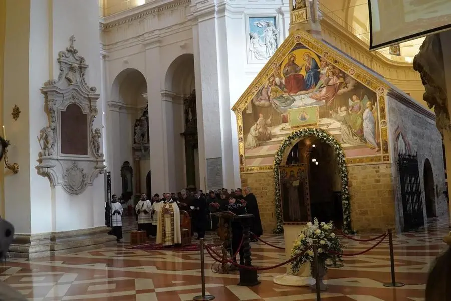 Un immagine della celebrazione del 10 gennaio 2026 nella Basilica di Santa Maria degli Angeli di Assisi, in Porziuncola, con cui si \\u00E8 ufficialmente aperto il centenario del Transito di san Francesco, nel luogo che custodisce la Cappella del Transito, dove il Santo, nell\\'autunno del 1226, concluse il suo cammino terreno accogliendo Sorella Morte, come lui la chiamava, \"nudo sulla nuda terra\" , ANSA