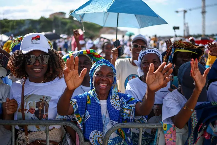 Fedeli raccolti presso la Chiesa di Nostra Signora di Muxima per il rosario per la pace. , REUTERS