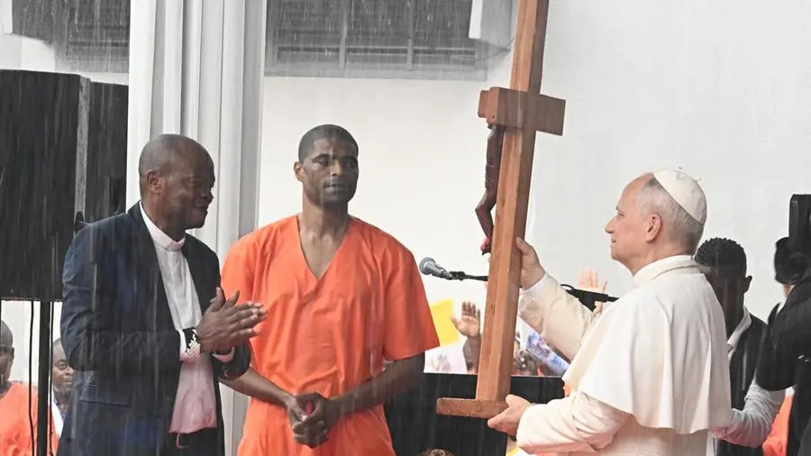Il Papa visita la prigione di Bata tra i detenuti che danzano sotto la pioggia: «Dio apre sempre una nuova porta a chi riconosce i propri errori»