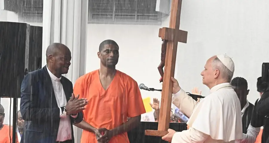 Il Papa visita la prigione di Bata tra i detenuti che danzano sotto la pioggia: «Dio apre sempre una nuova porta a chi riconosce i propri errori»