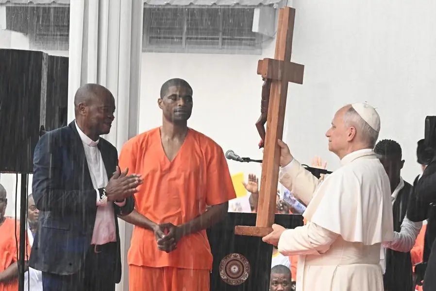 Papa Leone XIV durante la visita alla prigione di Bata sotto una pioggia battente , ANSA