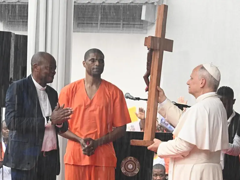 Il Papa visita la prigione di Bata tra i detenuti che danzano sotto la pioggia: «Dio apre sempre una nuova porta a chi riconosce i propri errori»