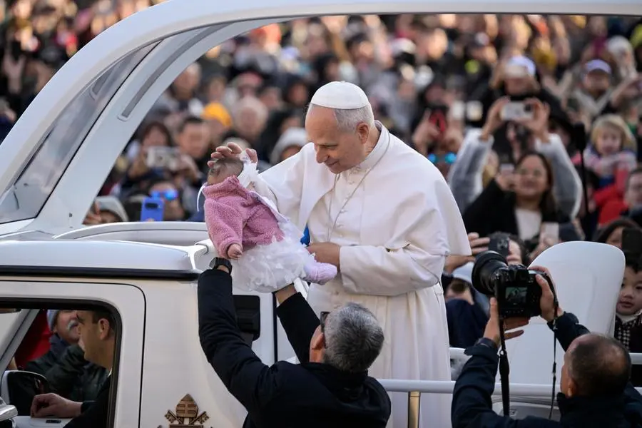 Il Papa benedice una bimba durante l'udienza generale