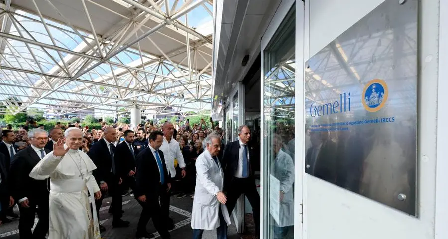 Il Papa della Magnifica Humanitas in ospedale e quelle foto generate con l’AI che si “intrufolano” nella sua stanza
