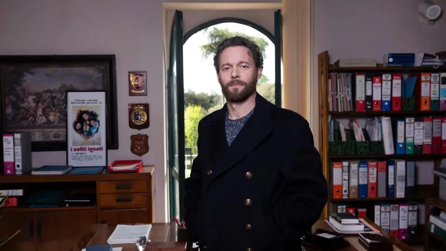 Chi è Giorgio Marchesi, l'attore che interpreta il commissario Buonvino nella nuova serie su Rai 1 tratta dai romanzi di Walter Veltroni