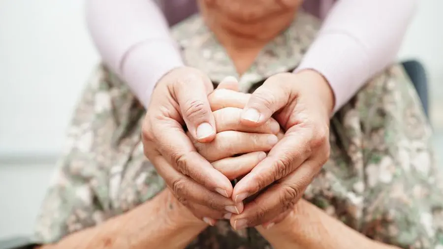 «Bene una legge a sostegno dei caregiver, ma non basta»