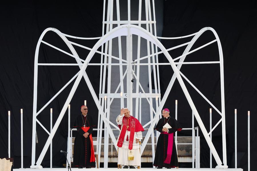The Pope speaks with young people about the evils of society: the idolatry of profit, depression, feminicides. The cure for pain and violence is generosity and forgiveness The Pope speaks with young people about the evils of society: the idolatry of profit, depression, feminicides. The cure for pain and violence is generosity and forgiveness