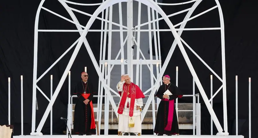 Il Papa parla con i giovani dei mali della società: l’idolatria del profitto, la depressione i femminicidi. Contro il dolore e la violenza la cura sono la gratuità e il perdono