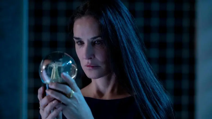 Disposta a tutto pur di non invecchiare: la favola horror di Demi Moore