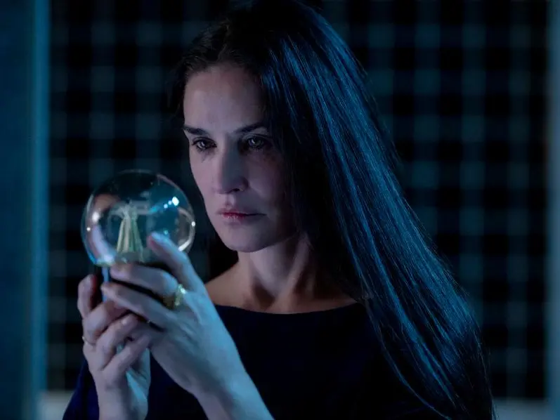 Disposta a tutto pur di non invecchiare: la favola horror di Demi Moore