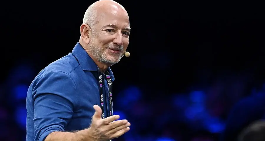Musk e Bezos, dare lavoro vale più che fare beneficenza?