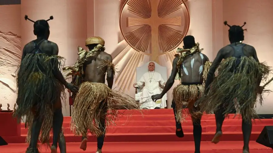 Il Papa ai giovani della Guinea: «Non scegliete scorciatoie, il futuro è vostro»