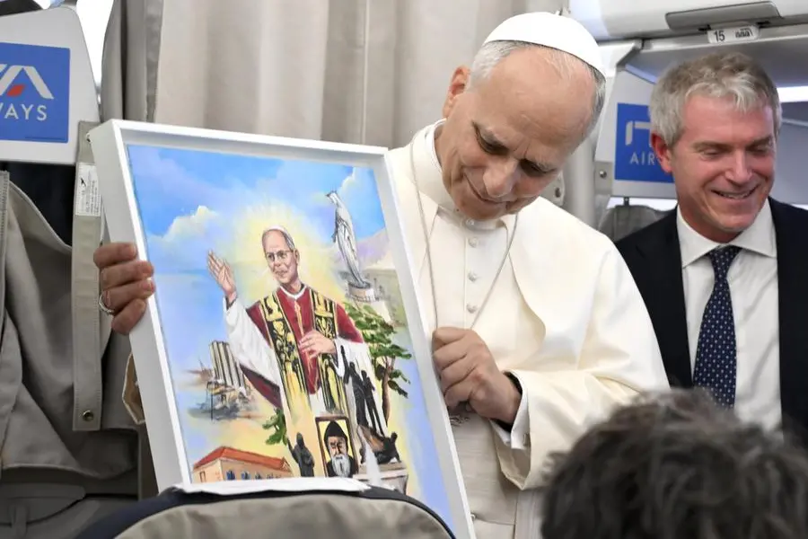 Il Papa durante la conferenza stampa sul volo di ritorno dal Libano , ANSA