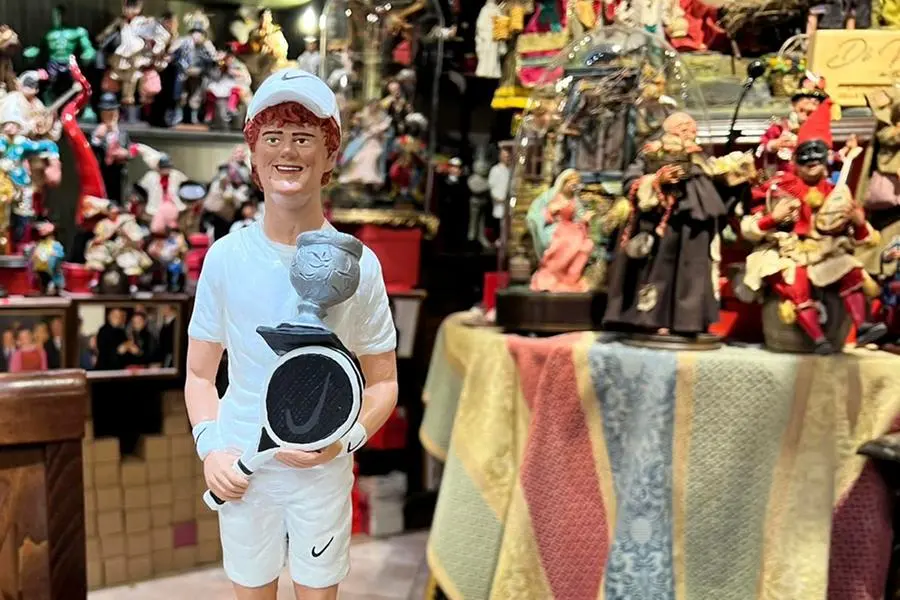 La statuine di Jannik Sinner, con la coppa conquistata agli Open di Australia, realizzata a Napoli dall'artigiano del presepe di San Gregorio Armeno Genny Di Virgilio, 2024