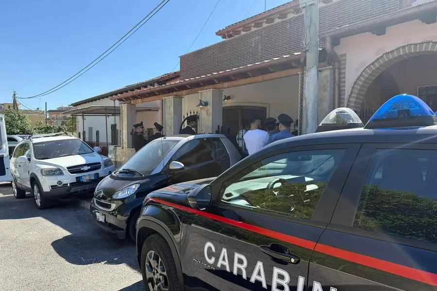Carabinieri all'esterno dell'abitazione dove sono stati ritrovati i corpi dei tre componenti di un'intera famiglia, una giovane disabile e i suoi genitori, in zona Pietralata a Roma