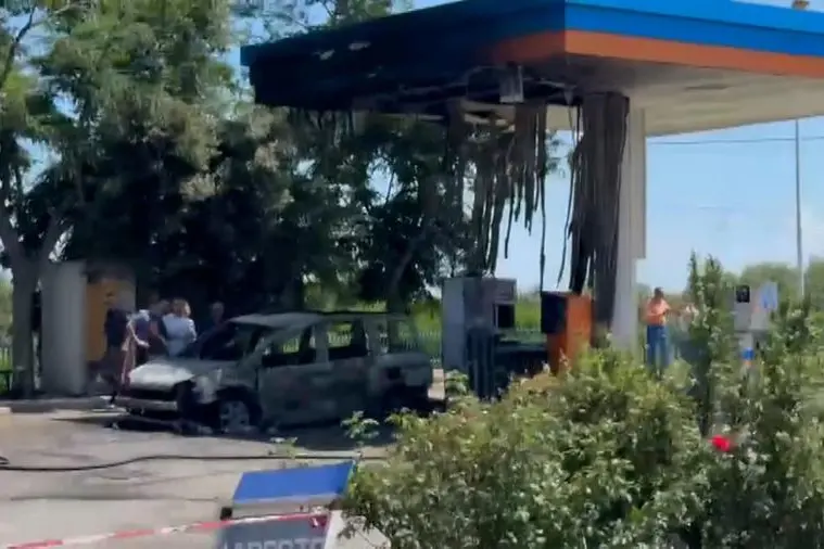 Quattro persone carbonizzate sono state trovate in un\\'auto ferma in un distributore di carburante lungo la statale 106 ad Amendolara, sul versante ionico della provincia di Cosenza, 01 giugno 2026. ANSA/Frame Video/Luigi Salsini , ANSA